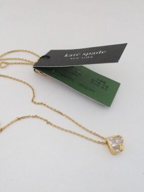 KATE SPADE - Mini Crystal Center Spade Pendant
